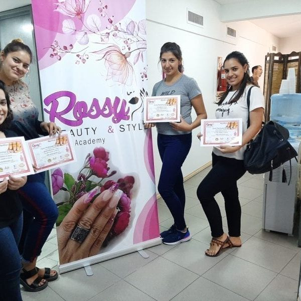 Estudiante Curso de Uñas